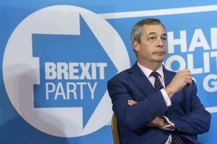 Imaginea articolului Iniţiatorul Brexitului, Nigel Farage, vrea să devină liderul Partidului Conservator britanic până în 2026. Premierul Sunak spune că este binevenit în partid 