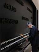 Imaginea articolului Ciolacu la Muzeul Memorial al Holocaustului din SUA: Istoria să nu se repete 