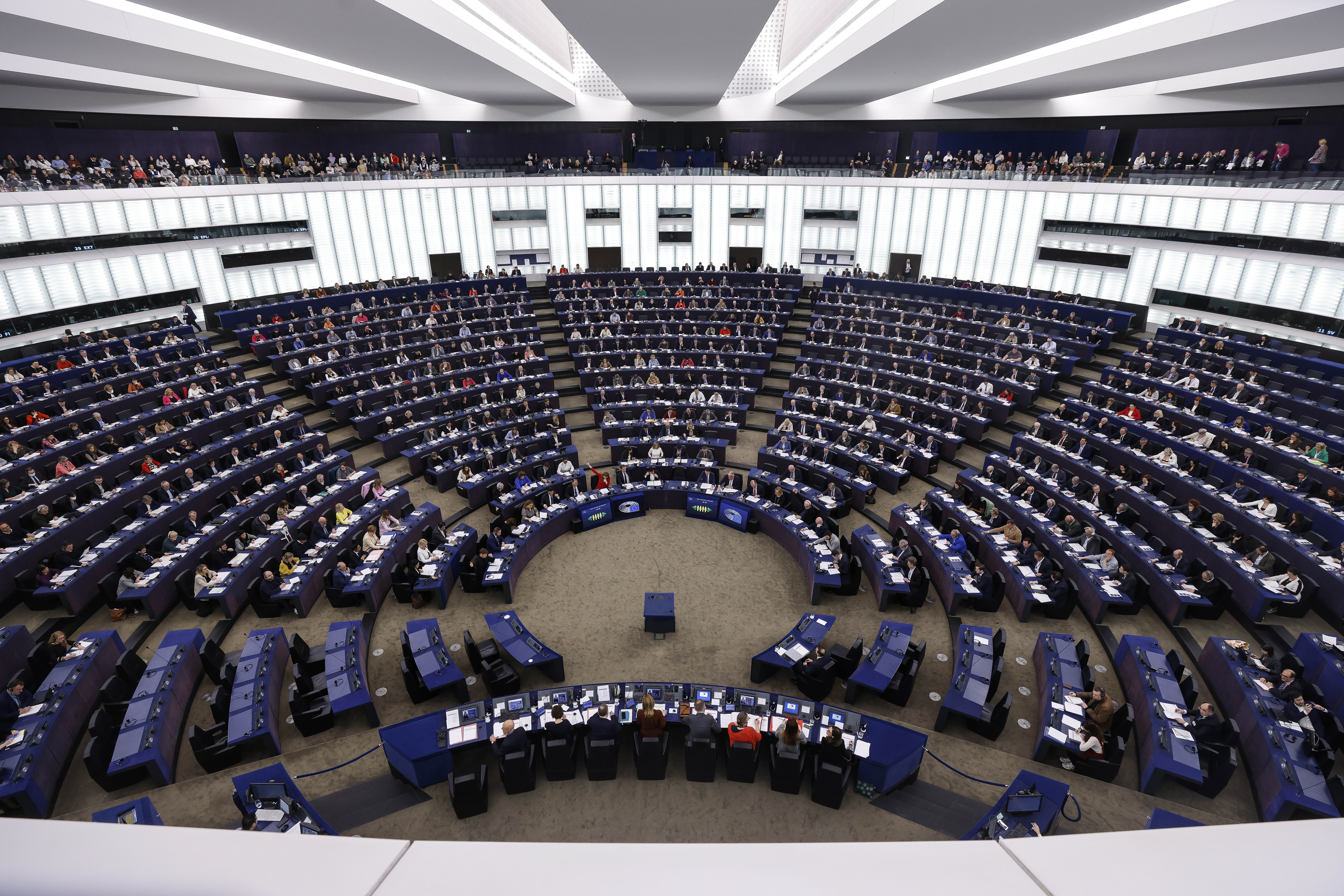 Noi norme privind încălcarea regulilor de circulaţie în străinătate adoptate de Parlamentul European