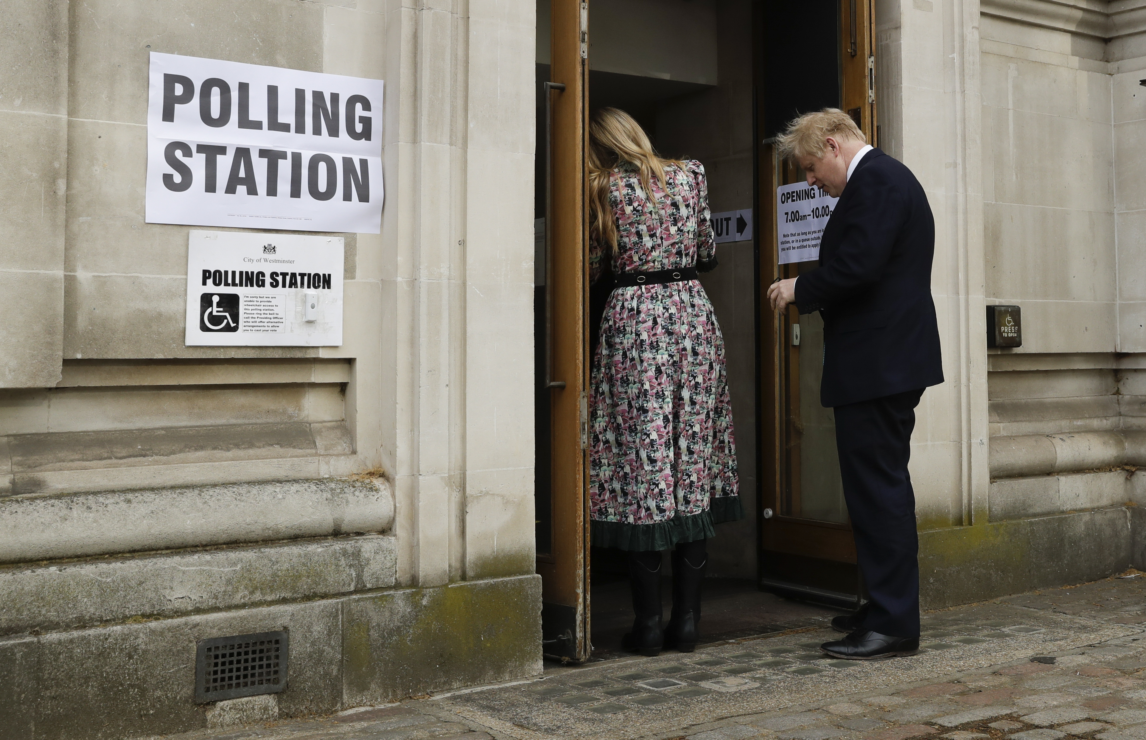 Alegeri locale în Marea Britanie. Un fost premier nu a putut vota deoarece nu a avut act de identitate