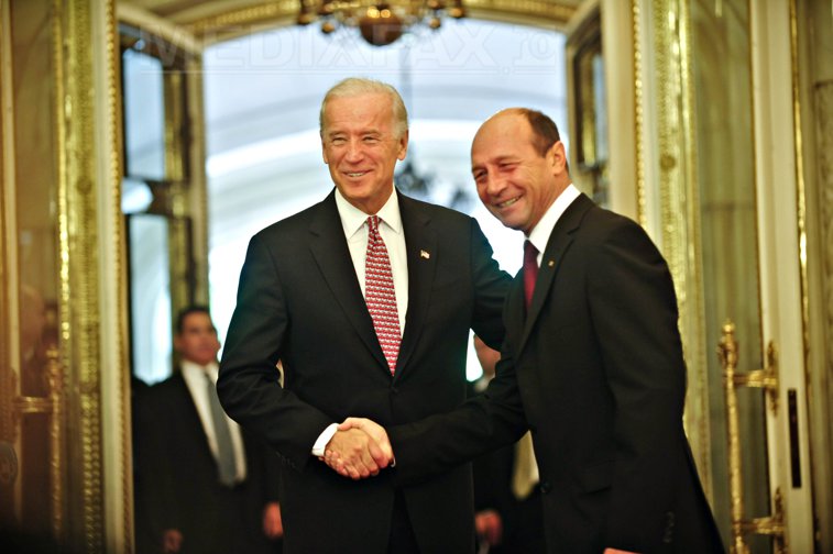 Imaginea articolului Wikileaks: Băsescu îi spunea lui Biden că preşedintele afgan este complice la traficul cu droguri