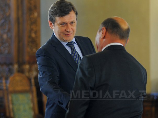 Imaginea articolului Crin Antonescu a preluat mandatul de preşedinte interimar. Traian Băsescu a plecat de la Cotroceni, la volanul Loganului