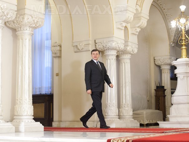 Imaginea articolului Crin Antonescu a semnat decretele pentru desemnarea noilor miniştri, dar nu şi pentru Pivniceru