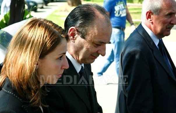 Imaginea articolului Fiul lui Ioan Avram Mureşan a fost înmormântat la Baia Mare. Fostul ministru al Agriculturii a avut permisiunea să părăsească închisoarea şi s-a întors în detenţie la ora 22.00