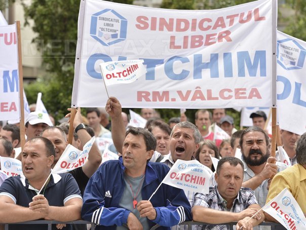 Imaginea articolului PROTESTE LA OLTCHIM: Peste 400 de angajaţi continuă protestele cerând plata salariilor restante