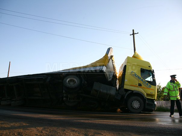 Imaginea articolului Un TIR încărcat cu 20 de tone de sodă caustică s-a răsturnat pe A1, în Giurgiu