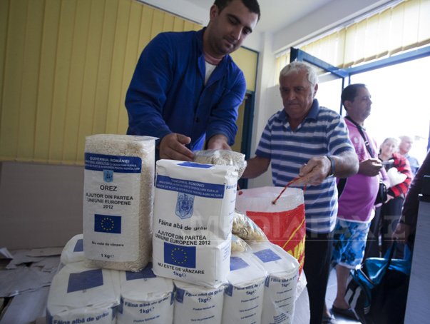 Imaginea articolului Ajutoare alimentare de la Uniunea Europeană: Peste o sută de persoane din Hunedoara s-au înghesuit pentru mâncare