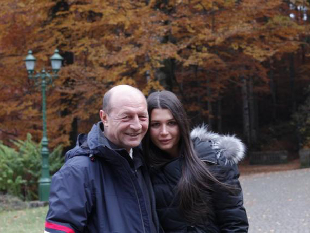 Imaginea articolului Urarea Elenei Băsescu pe Twitter cu ocazia zilei de naştere a preşedintelui