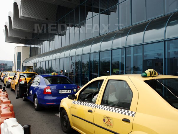 Imaginea articolului Razie a poliţiştilor şi specialiştilor RAR la taximetriştii de la Aeroportul "Henri Coandă". Amenzi aplicate şi zeci de certificate de înmatriculare reţinute