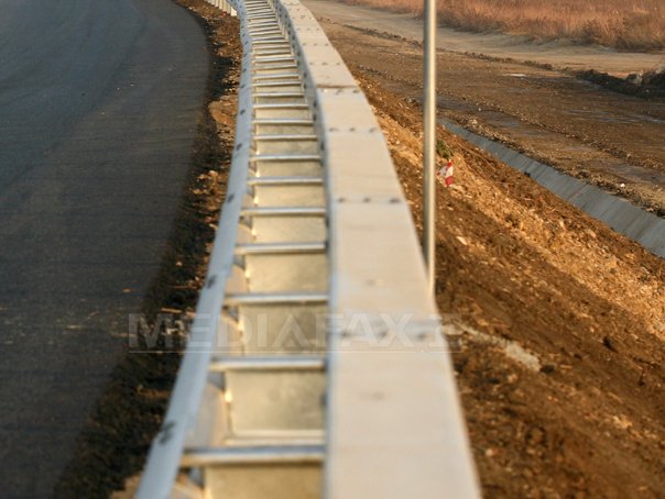 Imaginea articolului Stâlpi montaţi pentru indicatoare rutiere pe DN 29 Suceava - Botoşani, furaţi cu beton cu tot