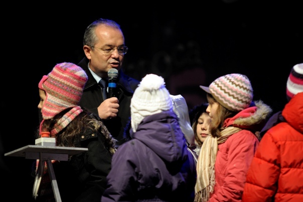 Imaginea articolului Emil Boc a aprins luminile de sărbători la Cluj-Napoca şi a primit o nuia de Moş Nicolae