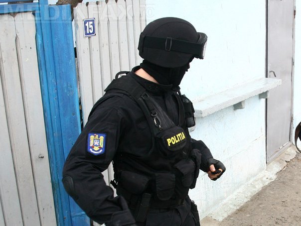 Imaginea articolului Poliţiştii au descins în 22 de locuinţe din Bucureşti şi Brăila, într-un caz de achiziţii ilegale
