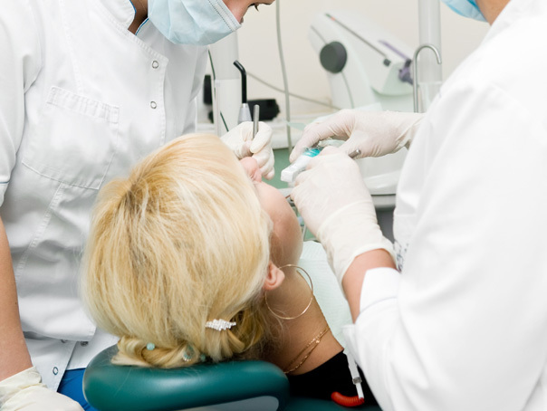 Imaginea articolului Buzău: Un bărbat reclamă că un stomatolog i-a scăpat pe gât un ac cu care îi obtura un canal dentar