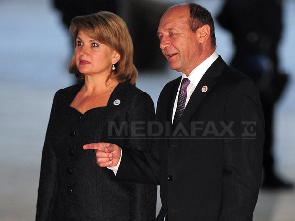 Imaginea articolului Traian Băsescu a ieşit la plimbare în Covasna, alături de soţie, primarul Falcă şi Elena Udrea