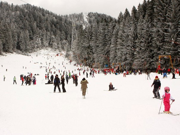 Imaginea articolului Turiştii care îşi sărbătoresc onomastica de Sfântul Ioan schiază gratuit în staţiunea Straja