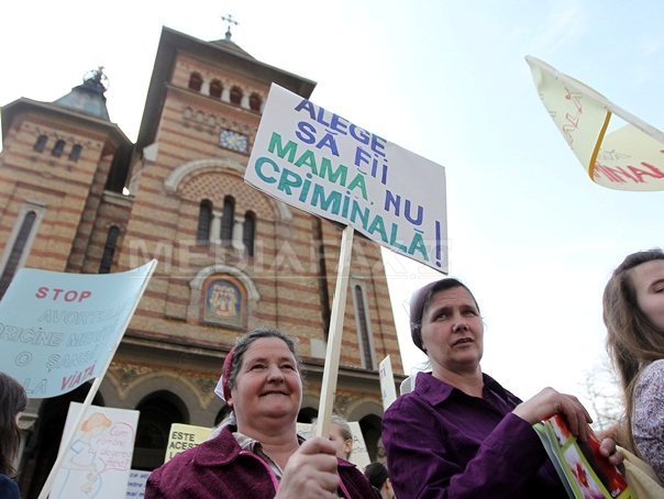 Imaginea articolului Manifestaţii împotriva avortului: Sute de persoane au participat la "Marşul pentru viaţă", în Timişoara, Bistriţa şi Cluj-Napoca - FOTO