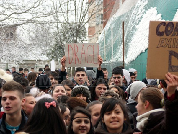 Imaginea articolului Craiova: 400 de elevi au protestat faţă de demiterea directorului liceului unde trei elevi s-au filmat în timp ce întreţineau relaţii sexuale - FOTO