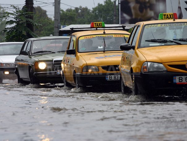 Imaginea articolului Mai multe străzi din Arad şi din alte două oraşe arădene, inundate din cauza ploilor abundente