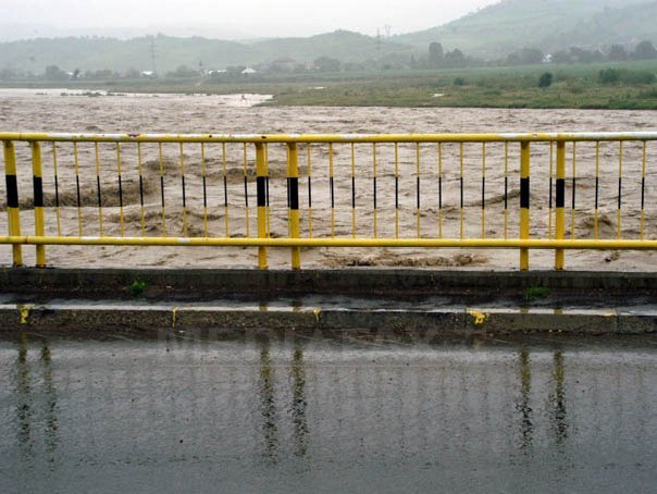 Imaginea articolului COD PORTOCALIU de inundaţii pe râuri din Bihor şi Arad, până duminică dimineaţă