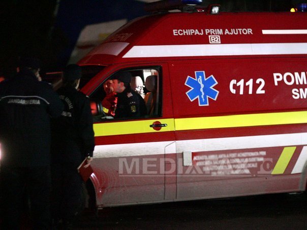Imaginea articolului Un mort şi doi răniţi după ce un microbuz s-a răsturnat peste gardul unui imobil în Bistriţa-Năsăud
