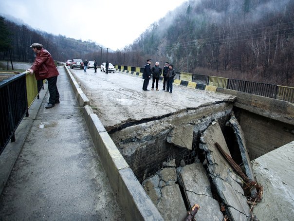 Imaginea articolului INUNDAŢII ÎN ŢARĂ: Autorităţile din zona cu 1.400 de oameni izolaţi au început refacerea podului distrus de viituri