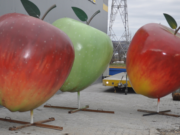 Imaginea articolului Şase mere gigant din poliester armat cu fibră de sticlă vor decora străzile Bistriţei, de Paşte - FOTO