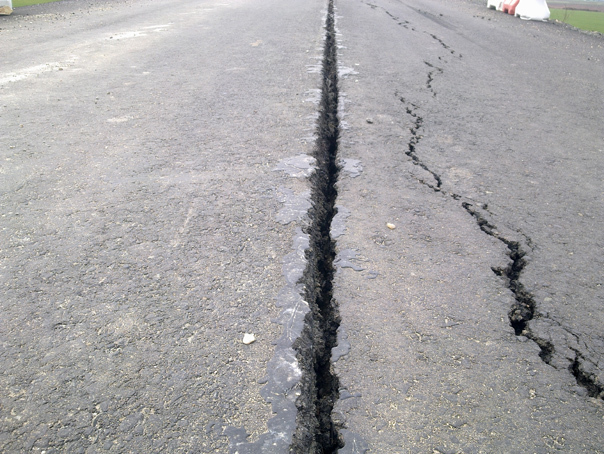 Imaginea articolului Crăpături în asfalt pe zeci de metri, pe un viaduct peste Autostrada Arad-Timişoara - FOTO
