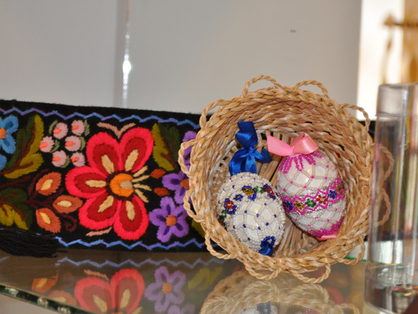 Imaginea articolului REPORTAJ: Ouă cu mărgele, fete stropite cu parfum şi haine noi, obiceiuri de Paşte în Bistriţa-Năsăud - FOTO