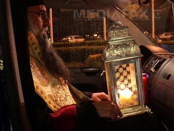 Imaginea articolului Lumina Sfântă a fost adusă de la Ierusalim cu un avion special