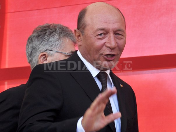Imaginea articolului Coloana oficială a lui Traian Băsescu, blocată. Un bistriţean s-a aşezat în faţa ei pentru a-i da o scrisoare