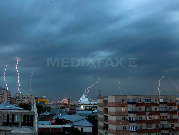 Imaginea articolului COD GALBEN pentru descărcări electrice şi vânt în Bucureşti şi şapte judeţe