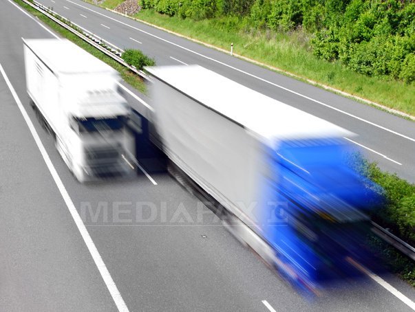 Imaginea articolului TIR oprit în trafic de mai mulţi suceveni, supăraţi că şoferul nu le-a adus pachetele din Italia