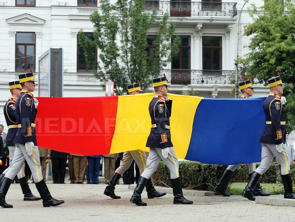 Imaginea articolului DOLIU NAŢIONAL în România şi Muntenegru pentru victimele accidentului. Ceremonia de Ziua Drapelului a fost îndoliată
