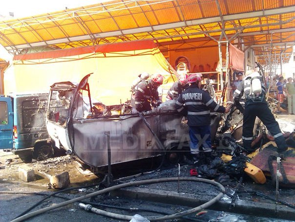 Imaginea articolului Incendiu cu pericol de explozie într-o piaţă din Arad, unde a ars o rulotă - FOTO