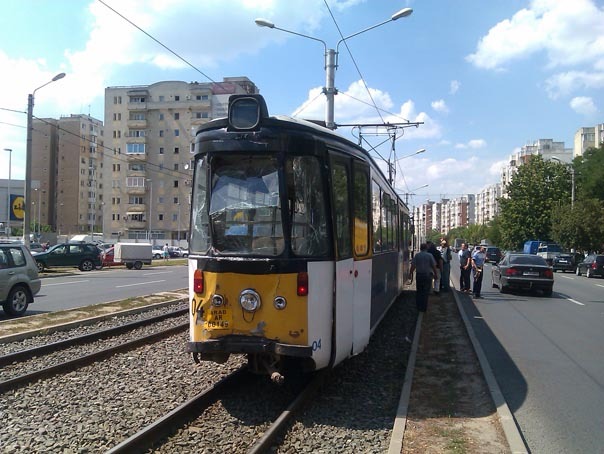 Imaginea articolului Două tramvaie S-AU CIOCNIT la Arad: O pasageră şi un vatman au fost răniţi - FOTO