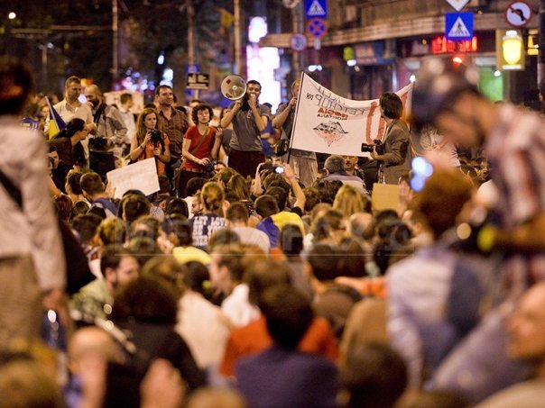 Imaginea articolului PROTESTUL din Bucureşti faţă de proiectul Roşia Montană a ajuns la a şasea zi. Manifestanţii au blocat circulaţia pe bulevardul Regina Elisabeta