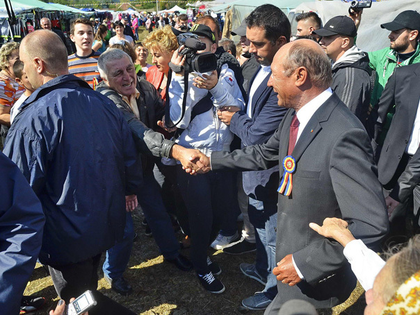 Imaginea articolului Preşedintele Traian Băsescu a spus la plecarea de la Ţebea că ar trebui să meargă la Roşia Montană
