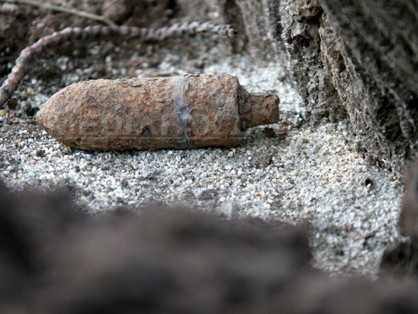 Imaginea articolului O bombă cu focos activ a fost găsită lângă calea ferată Arad - Bucureşti