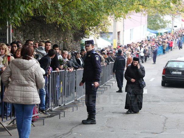 Imaginea articolului Premierul Ponta, la slujba de Sfânta Parascheva din Iaşi. Peste 10.000 de persoane la Catedrala Mitropolitană. IPS Teofan: Mulţumesc premierului şi celorlalte oficialităţi prezente