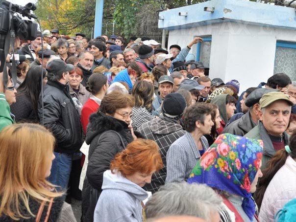 Imaginea articolului Turnu Severin: Sute de persoane s-au îmbulzit la ajutoarele de la UE. Două femei au leşinat în mulţime - FOTO