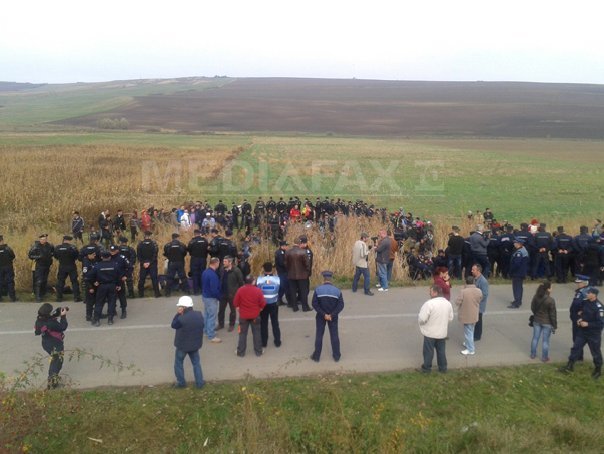Imaginea articolului Explorarea gazelor de şist de către Chevron, blocată de protestele sătenilor din Vaslui. Jandarmii au intervenit