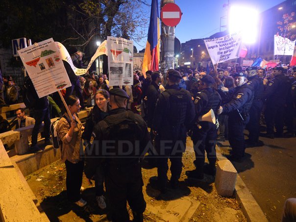 Imaginea articolului PROTEST faţă de proiectul de la Roşia Montană: Manifestanţia din Capitală s-a încheiat după aproape şase ore - FOTO