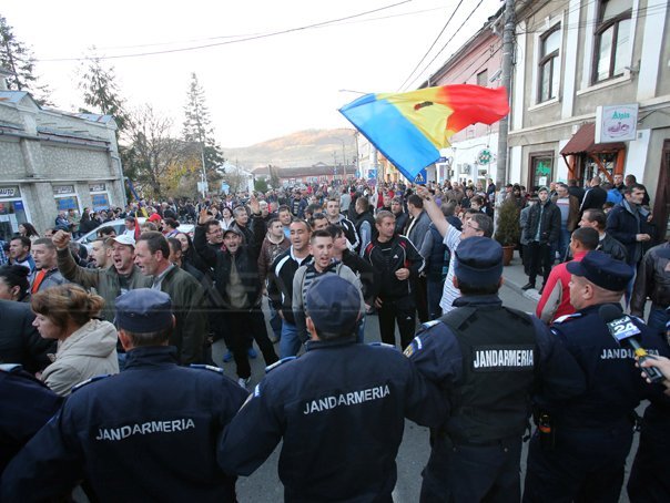 Imaginea articolului Alba: Opozanţi şi susţinători ai proiectului Roşia Montană, la un protest în aceeaşi zonă din Abrud
