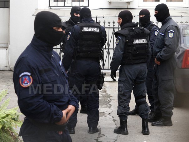 Imaginea articolului PERCHEZIŢII la 30 de persoane din Sinteşti suspectate de ultraj şi evaziune fiscală. 200 de poliţişti au fost mobilizaţi