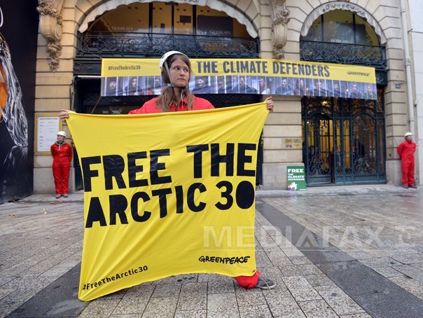 Imaginea articolului Un grup de 15 activişti Greenpeace au protestat la o benzinărie din Arad. Şapte dintre ei au fost amendaţi cu câte 500 de lei