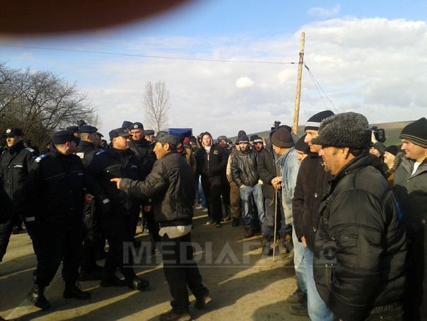 Imaginea articolului Drumul închis de Jandarmerie la Pungeşti a fost deblocat; în zonă mai sunt câteva zeci de jandarmi