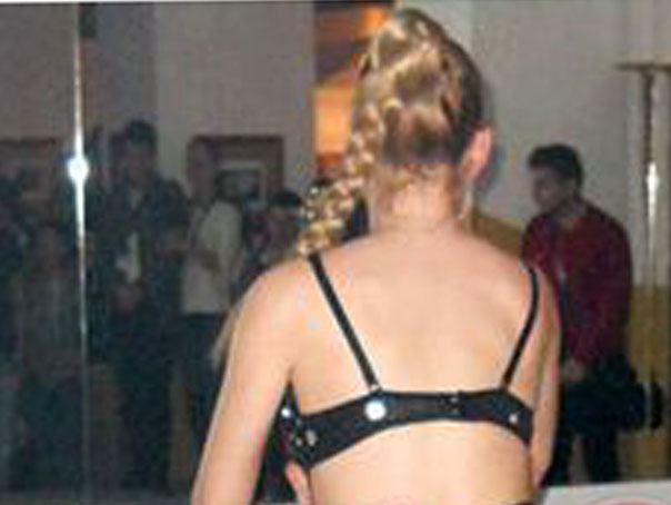 Imaginea articolului Show erotic la Balul bobocilor de la Universitatea "Constantin Brâncuşi" din Târgu Jiu. FOTOGRAFIILE publicate pe internet şi în presa locală, analizate de o comisie