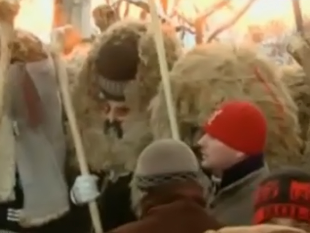 Imaginea articolului Tradiţionala bătaie cu bâtele între cetele de mascaţi din Ruginoasa nu a mai avut loc