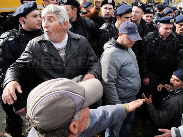 Imaginea articolului Vaslui: Peste 200 de persoane au protestat în faţa Primăriei din Pungeşti faţă de edilul comunei