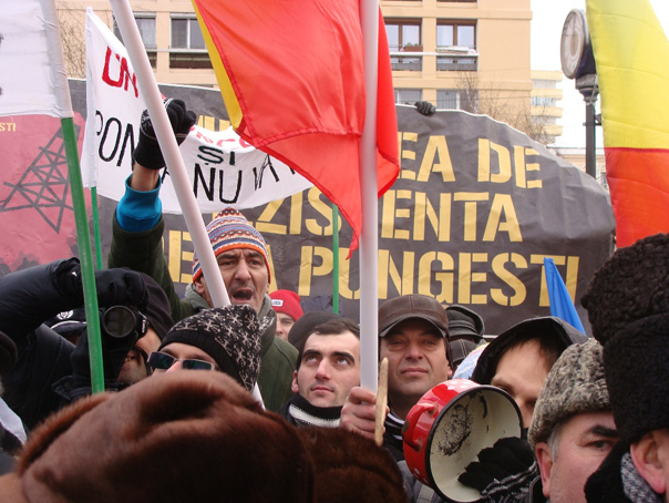 Imaginea articolului Manifestanţii de la Iaşi scandează împotriva lui Antonescu, Ponta şi Băsescu - FOTO